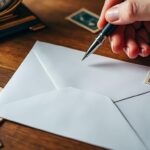 découvrez ce qu'est une enveloppe non affranchie, les risques associés à son envoi, et les solutions pratiques pour éviter tout souci postal.